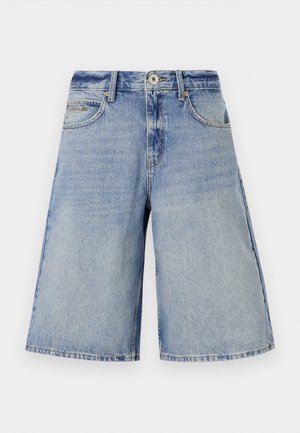 Culottes en denim bleu clair avec une finition délavée, présentant une taille haute, des poches avant et une coupe large et droite.