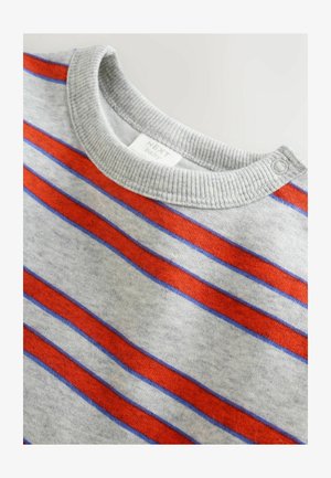 Pilkas ilgomis rankovėmis marškinėlis su raudonų ir mėlynų horizontalių dryžių raštu, ribinėmis apykaklėmis ir sagomis ant peties, kad būtų lengviau apsirengti.