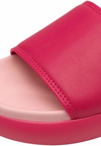 Rosa slidesandal med en slät, texturerad syntetisk ovandel, bred rem och en formad sula i en ljusare rosa nyans.