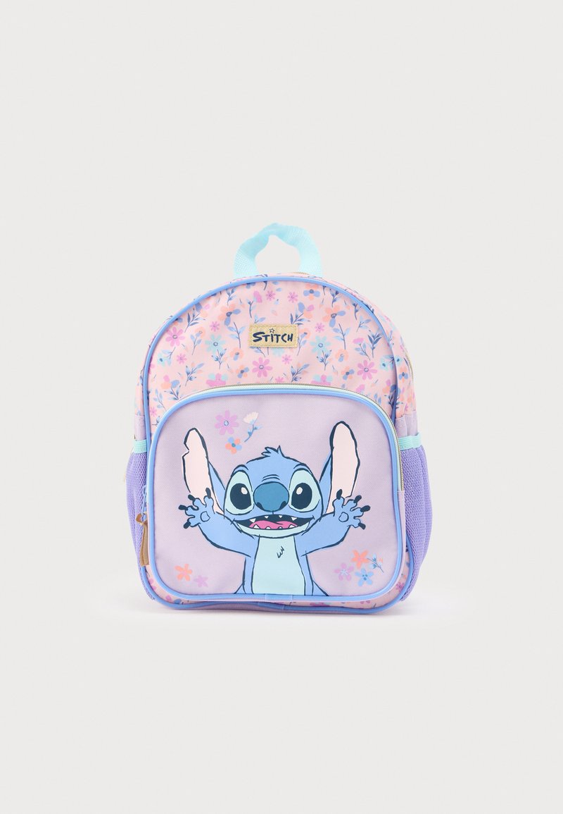 Σχολική τσάντα με ανοιχτό ροζ λουλουδένιο σχέδιο, μεγάλο γραφικό της φιγούρας Stitch σε μπλε, μοβ αποχρώσεις, τσέπη με φερμουάρ και λαβή στην κορυφή.