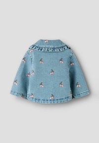 Vaaleansininen farkkutakki taaperolle, jossa on vaaleanpunainen kirsikkakirjailu ja röyhelökaulus, esillä yksivärisellä taustalla.