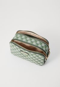 Borsa cosmetica verde a fantasia con doppie tasche con zip, hardware dorato e finitura testurizzata. L'interno presenta una fodera beige chiaro con logo.