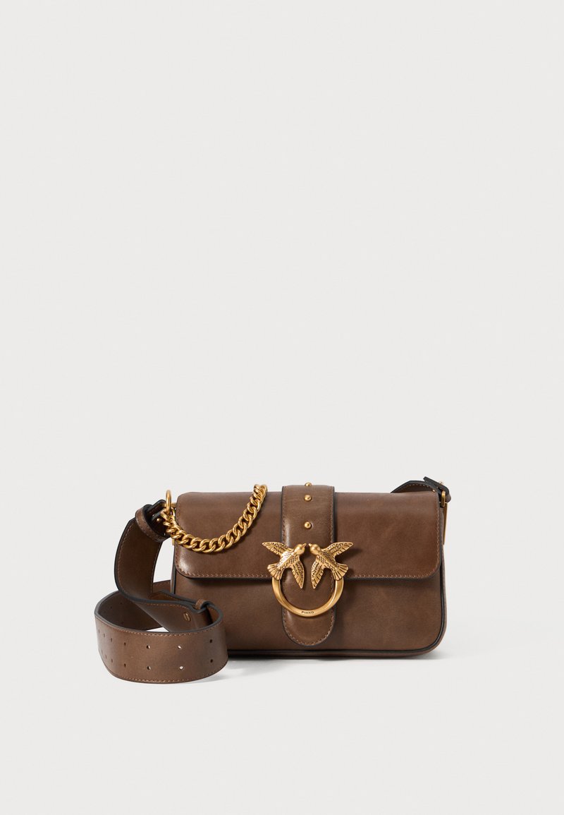 Καφέ δερμάτινη τσάντα crossbody με χρυσή αλυσίδα, διακοσμητικό μοτίβο πουλιού και ατσάλινα αξεσουάρ, με ορθογώνιο σχήμα και μαλακή υφή.