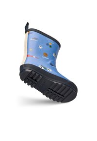 Stivale di gomma impermeabile per bambini, blu con motivi colorati a tema sportivo, suola nera, grip testurizzato e linguetta per una facile calzata.