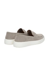 Szare zamszowe buty wsuwane z szerokim paskiem na przodzie, biała gumowa podeszwa i minimalistyczny design. Teksturowana cholewka i gładkie wykończenie.