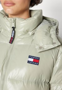 Tommy Jeans ALASKA PUFFER - Abrigo de plumas - faded willow