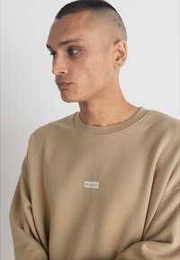 HUGO NAVIU - Melegítőfelső - medium beige