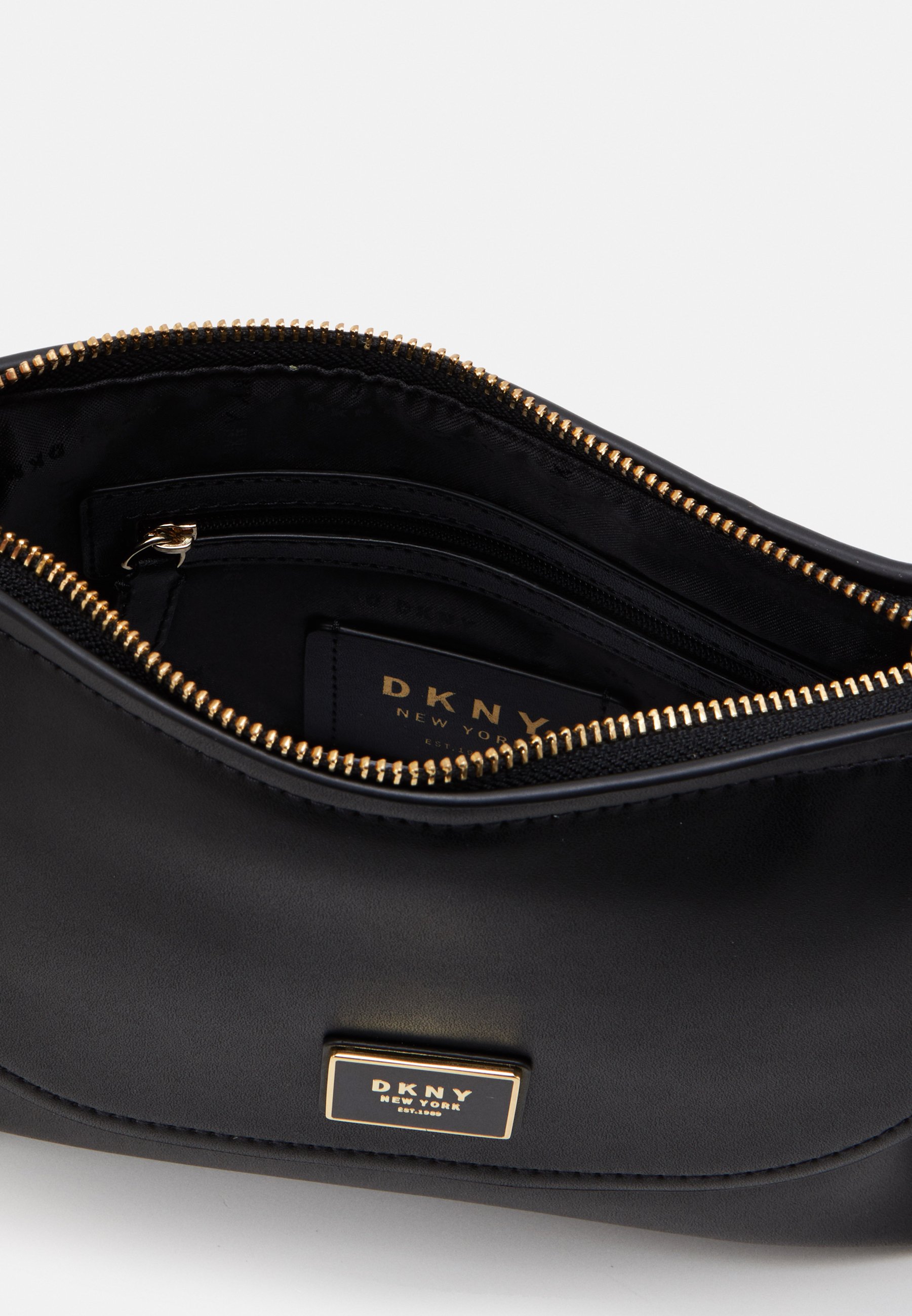 DKNY FLAP SHOULDER BAG Axelremsväska blackgold Zalando.se DKNY THELMA CAMERA BAG Axelremsväska blackgold Zalando.se