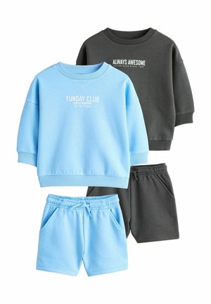 Twee kinderkleding sets met sweatshirts en korte broeken; één set is blauw met de tekst "Funday Club", de andere antracietgrijs met de tekst "Always Awesome".