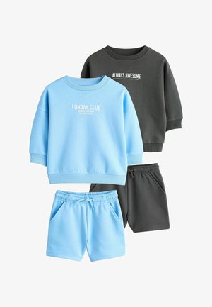 Dwa zestawy ubrań dla dzieci z bluzami i szortami; jeden zestaw jest niebieski z napisem "Funday Club", drugi w kolorze antracytowym z napisem "Always Awesome".