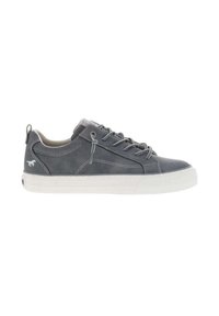 Baskets basses en cuir gris avec semelle en caoutchouc blanche, système de laçage et accents cousus ; présente un petit logo sur le talon et sur le côté.