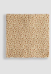 Beige stof met een herhalend bruin luipaardprintpatroon, met verschillende groottes van vlekken, een gladde textuur en een vierkante vorm.