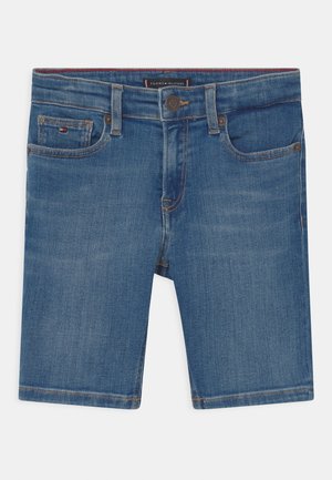 Denim shorts i medium blå med en glat tekstur, der har en knap- og lynlås lukning, fem lommer og kontrastsyninger.