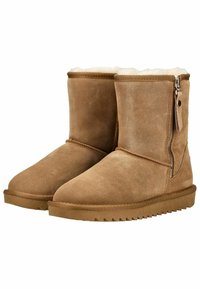 Stivaletti ankle in suede marrone con una morbida fodera interna. Presentano una zip laterale e una suola in gomma testurizzata per una migliore aderenza.