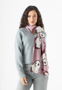 Sciarpa lavorata a maglia in morbido tessuto rosa tenue con disegni di cani dei cartoni animati. Cade comodamente attorno al collo, completando un maglione grigio chiaro.
