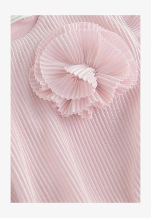 Vaaleanpunainen laskostettu kangas, jossa on kerroksellinen röyhelöyksityiskohta, teksturoitu pinta ja hienovarainen kiilto. Design korostaa pehmeyttä ja ulottuvuutta.