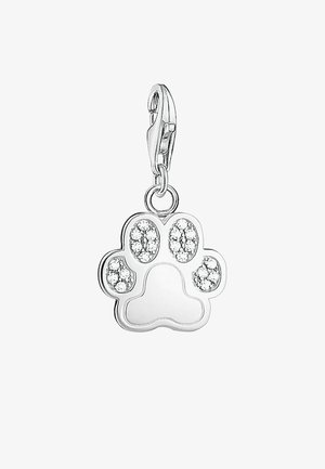 Silberner, pfotenförmiger Anhänger mit funkelnden Steindetails. Verfügt über einen Krallenverschluss zur Befestigung. Glatte Oberfläche mit polierten Kanten.