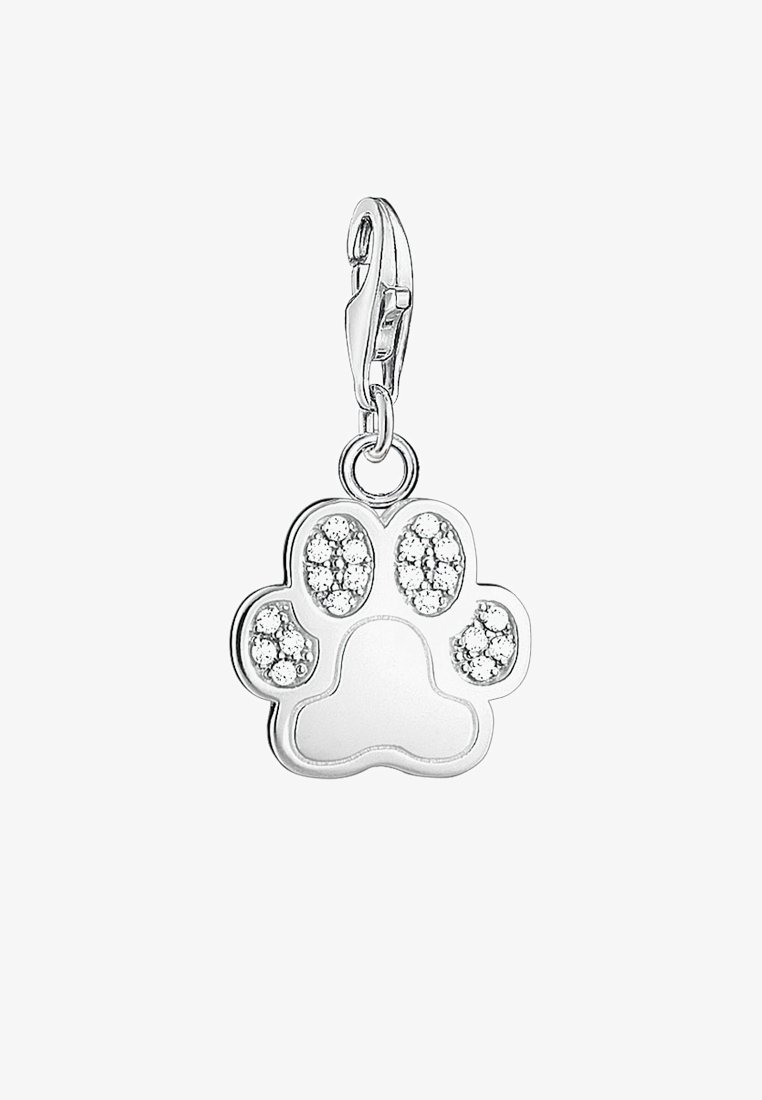 Ciondolo a forma di zampa d'argento con accenti di pietre scintillanti. Presenta una chiusura a artiglio per l'attacco. Superficie liscia con bordi lucidi.