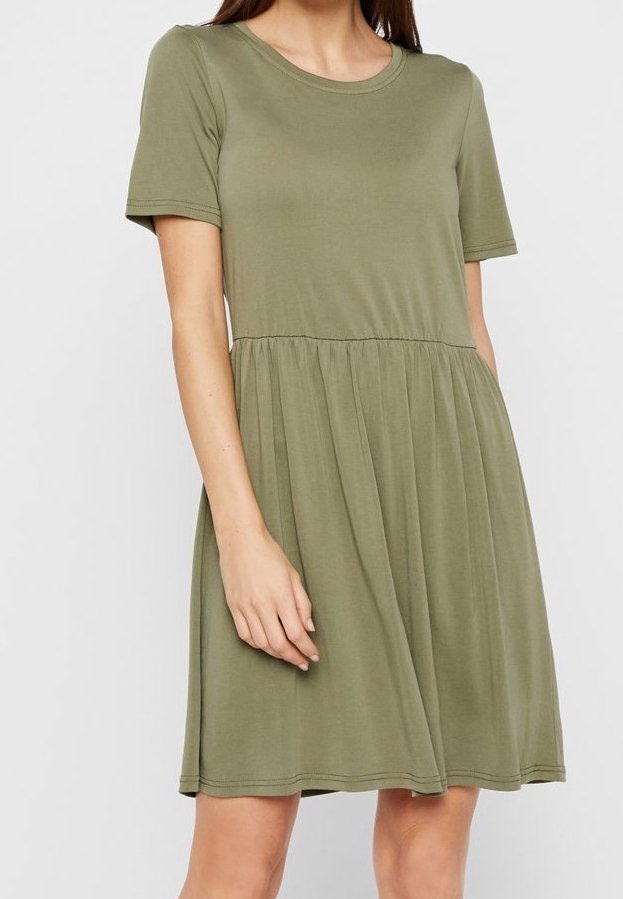 Kurzarm-Kleid in Olivgrün, knielang. Leichter, weicher Stoff mit geraffter Taille. Schlichter Rundhalsausschnitt und fließender Rock.