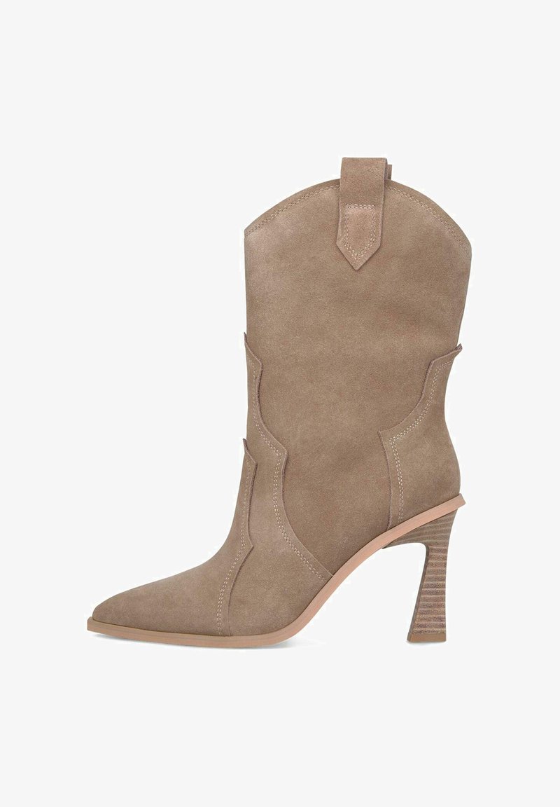 Botín de ante beige hasta el tobillo con puntera afilada, costuras de estilo western y un tacón alto a rayas. Cuenta con una lengüeta en la parte superior.