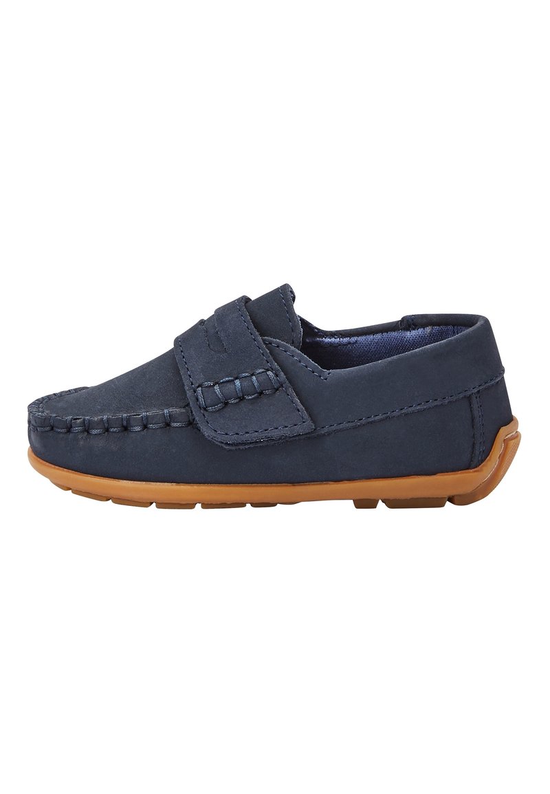Mocassin bleu marine à enfiler avec détails cousus et semelle en caoutchouc marron, conçu pour une tenue décontractée et un chaussage facile.