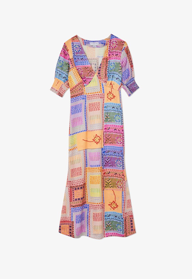 Robe longue avec manches courtes bouffantes, col en V et motif patchwork composé de carrés colorés et de motifs floraux en tons rose, bleu, orange et vert.