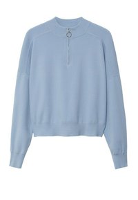 Suéter de punto azul claro con cuello alto, cremallera hasta un cuarto y dobladillo acanalado. Presenta hombros caídos y mangas largas para un ajuste relajado.