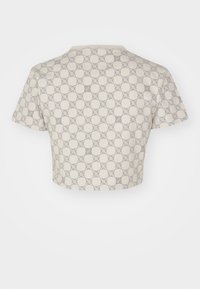 Kraftig kortärmad skjorta i ljusbeige med ett geometriskt grått mönster. Mjuk textur med rundad halsringning och avslutade sömmar.