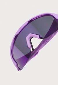 Fioletowe okulary przeciwsłoneczne o konstrukcji wraparound, z ciemnymi szkłami oraz teksturowanymi gumowymi akcentami zapewniającymi uchwyt i komfort noszenia.