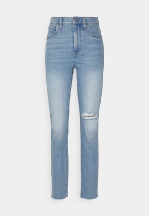 Jeans de denim azul claro com cintura alta, corte reto e detalhe de joelhos desgastados; bainha crua na parte inferior.