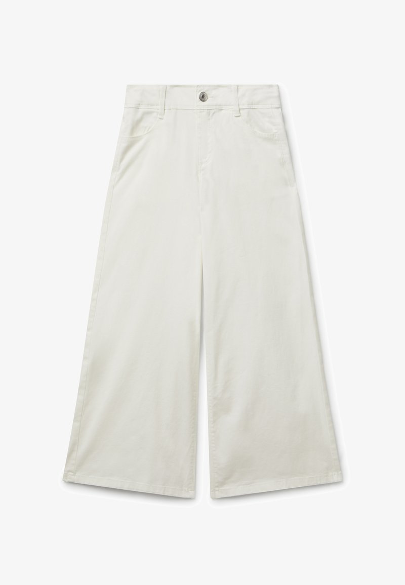 Bílé kalhoty s širokým střihem vyrobené z bavlny, s zapínáním na knoflík, dvěma předními kapsami a hladkým, nezašperkovaným povrchem.