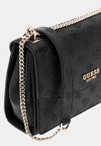 Borsa a mano in pelle nera con motivo in rilievo, tracolla in catena dorata e dettaglio del marchio. Design rettangolare compatto con forma strutturata.