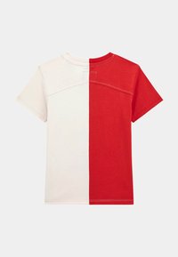 Bomulds T-shirt med korte ærmer, der har et design i halvdelen hvid og halvdelen rød. Særligt syet detalje ved skuldersømmen.
