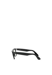 Occhiali da sole Wayfarer neri con una montatura spessa, lenti quadrate e branding distintivo sulle tempie. Materiale resistente con una finitura lucida.