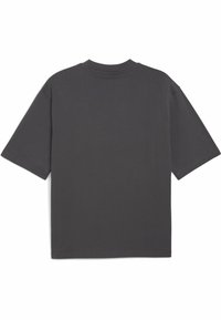 Mørkegrå t-shirt med korte ærmer, rund halsudskæring og en afslappet pasform. Lavet af blødt bomuld, med en glat, ensartet tekstur.
