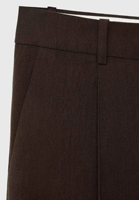 Donkerbruin op maat gemaakte broek met een gladde textuur, voorzien van een vlakke voorkant, riemlussen en keurig gestreken plooien.