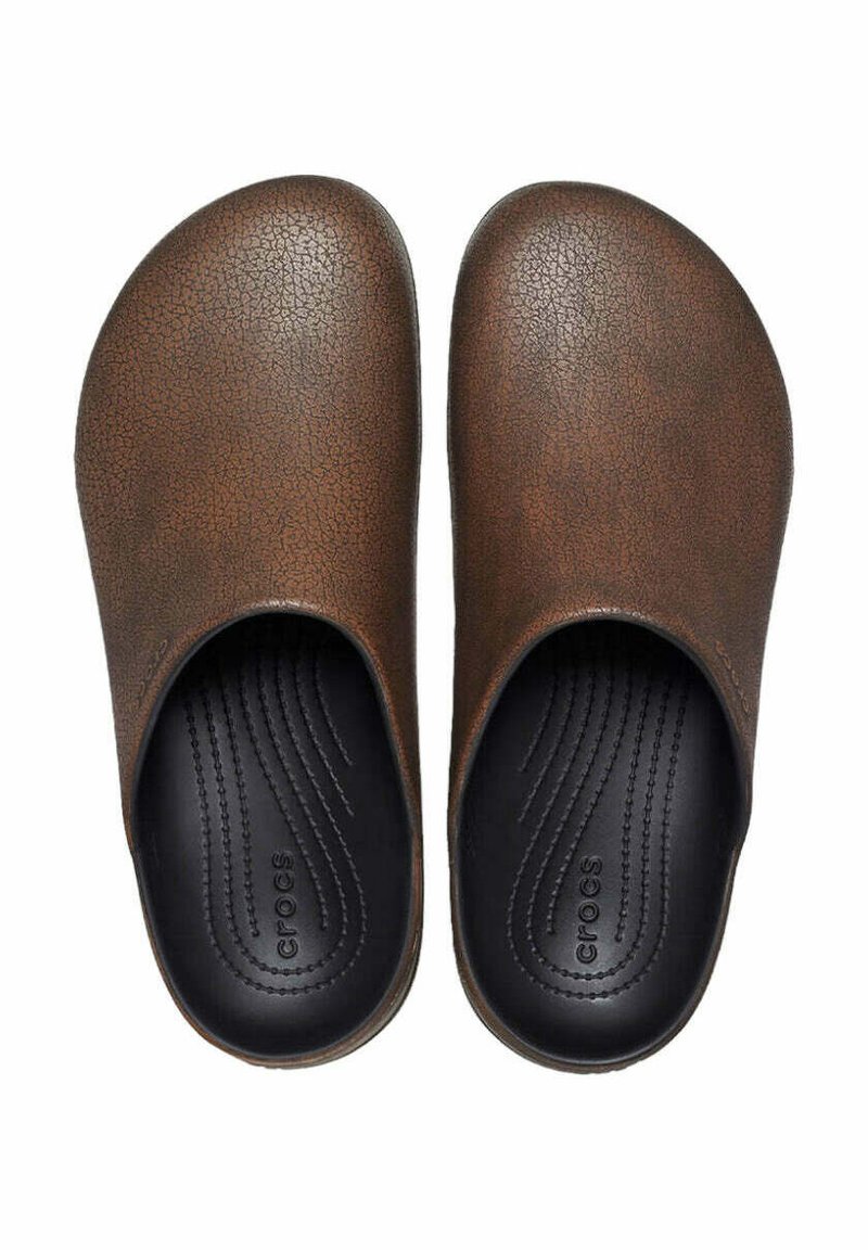 Bruine instapklompen met een gestructureerde synthetische bovenkant en een gladde zwarte binnenkant, met een gevormd voetbed en een subtiel logo.