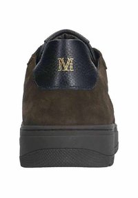 Bruine suède sneaker met een zwarte getextureerde hielcounter. Beschikt over een verhoogd gouden "M"-logo. Dikke zwarte rubberen buitenzool, minimalistisch ontwerp.