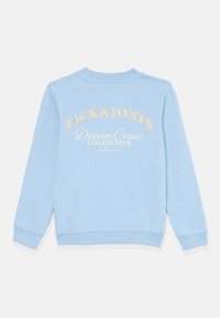 Svetle modrá mikina s dlouhým rukávem, s žebrovanými manžetami a lemem, na zádech s krémovým nápisem "JACK & JONES Denim Crew Collective".