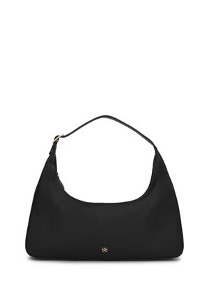 Czarna skórzana torebka na ramię z pojedynczym paskiem i małym złotym logo umieszczonym na środku, blisko dołu, na białym tle.