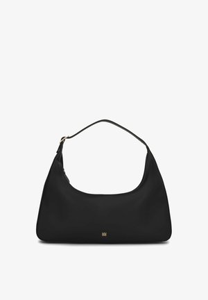 Crna kožna torba za rame s jednom naramenicom i malim zlatnim logotipom smještenim blizu dna, na bijeloj pozadini.