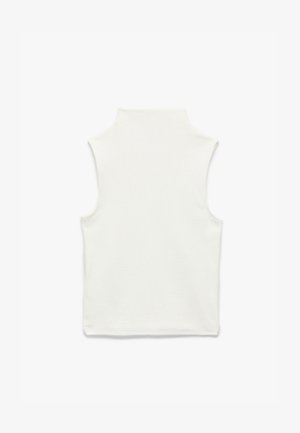 Hvid ærmeløs turtleneck-top lavet af et blødt, glat stof med en tætsiddende silhuet og høj halsudskæring, der har rene syninger.