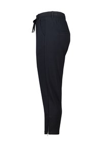 Zwarte joggerbroek met een elastische tailleband, koordsluiting, zijzakken en geritste boorden. Soepele stof, slim fit en enkellang.