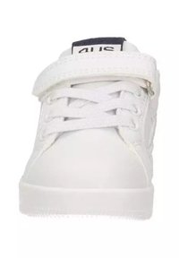 Sneaker bianco con tomaia in pelle liscia, chiusura con lacci e cinturino in Velcro. Presenta suola in gomma e linguetta imbottita per il comfort.