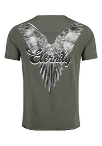 T-shirt verde oliva con una grande grafica di ali in bianco e nero sulla parte posteriore, con la parola "Eternità" in un carattere stilizzato sottostante.