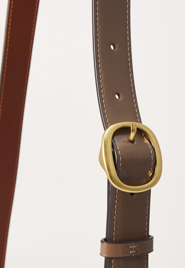 PATENT SIGNATURE LEATHER TABBY SHOULDER BAG 20 - Handbag - dark stone4