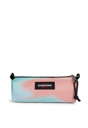 Petite trousse rectangulaire avec tissu dégradé rose et bleu, fermeture éclair noire et écusson avec logo Eastpak au centre.