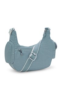 Ljusblått tyg korsryggsäck i rundad form, justerbar rem, dragkedjeficka och mjuka accenter. Texturerad yta med sömnadsdetaljer.