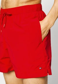 Tommy Hilfiger MEDIUM DRAWSTRING - Zwemshorts - primary red