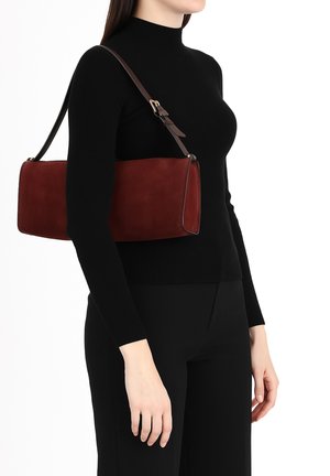 Borsa in suede borgogna dalla forma rettangolare, completata da una tracolla regolabile marrone e dettagli di cucitura a contrasto.